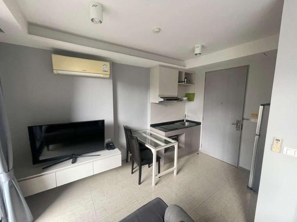 IMG-20250307-6Ave-321-3 Studio unit with TV, air conditioning and kitchenette, Surin Phuket
